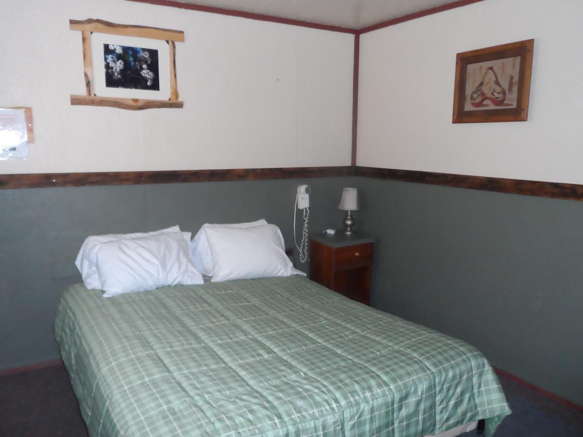 The Jack Saloon Motel Lolo Room photo